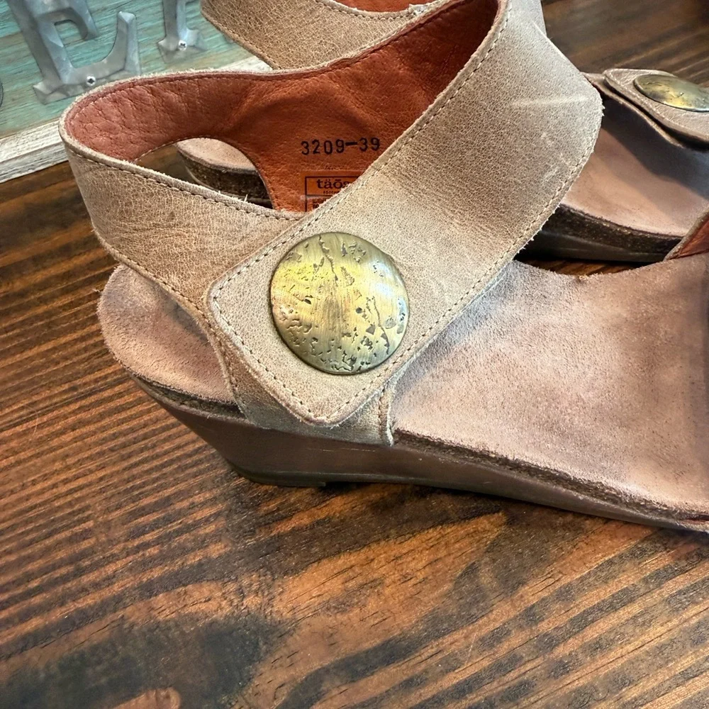 Taos Womens Carousel 3 Tan Leather Wedge Sandals Size 39 US 8-8.5 Comfort Shoes